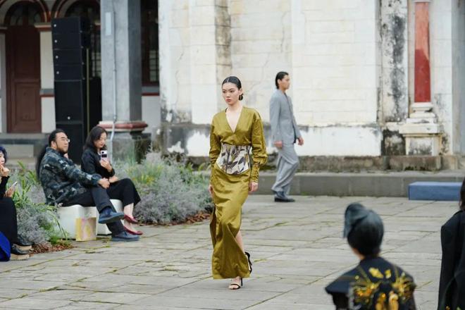 ”里藏着“春天里的彭州”开元ky棋牌这场“高定秀(图12)