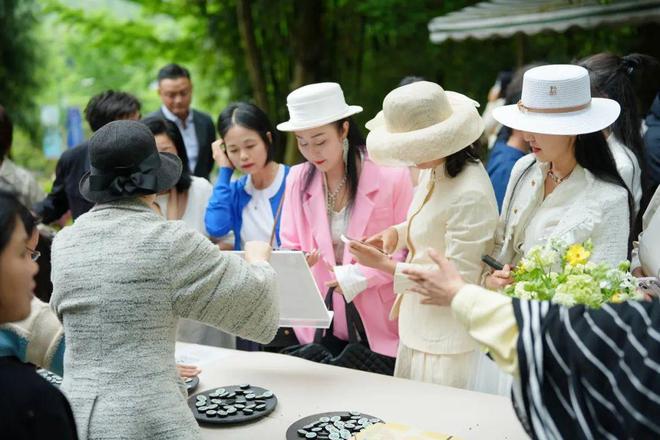 ”里藏着“春天里的彭州”开元ky棋牌这场“高定秀(图15)